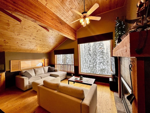 Dreamy Big White Chalet ski in/ski out with Hot Tub