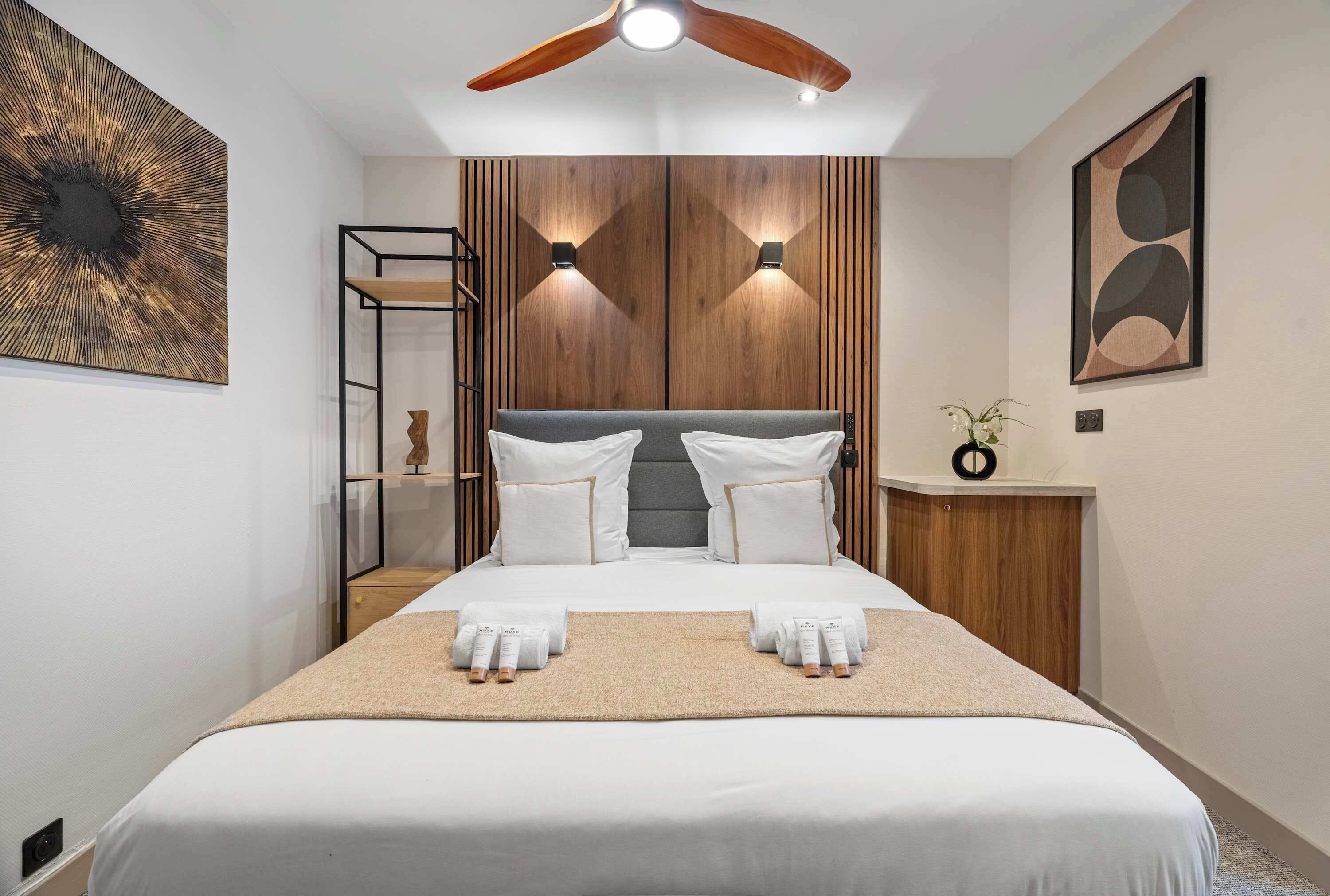 Tabla de planchar con plancha, wifi y ropa de cama 