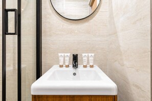 Dusche, Haartrockner, Handtücher, Seife