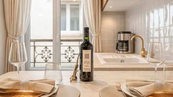 Refrigerador, microondas, parrilla de estufa y cafetera y tetera