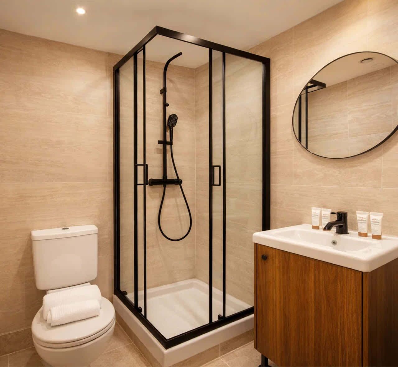 Regadera, secadora de cabello, toallas, jabón 