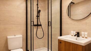 Regadera, secadora de cabello, toallas, jabón