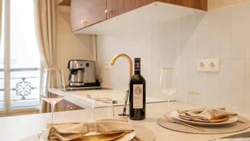 Refrigerador, microondas, parrilla de estufa y cafetera y tetera