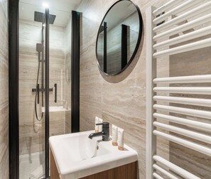 Dusche, Haartrockner, Handtücher, Seife