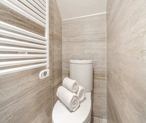 Dusj, hårføner, håndklær og såpe