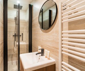 Bruser, hårtørrer, håndklæder, Sæbe