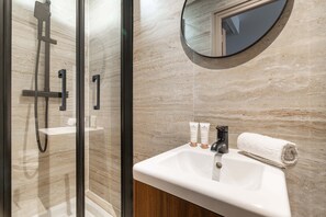 淋浴设施、吹风机、毛巾、肥皂