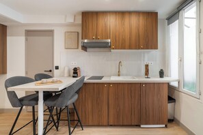 Kjøleskap, mikrobølgeovn, kokeplater og kaffetrakter/tekoker