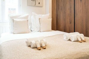 Tabla de planchar con plancha, cuna de viaje, wifi y ropa de cama