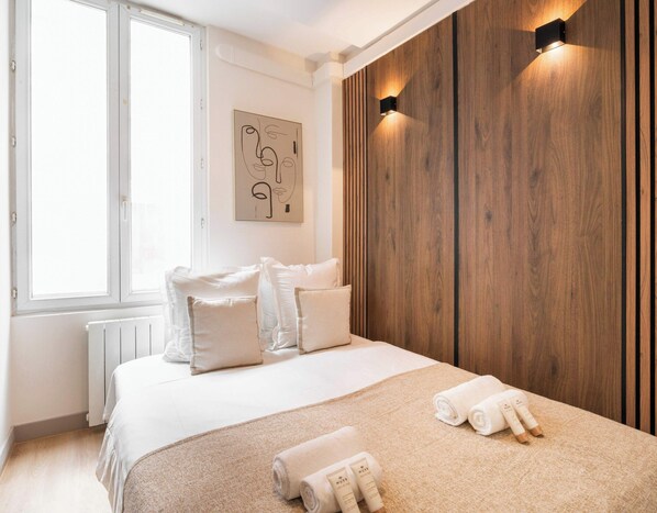 Iron/ironing board, travel cot, WiFi, bed sheets