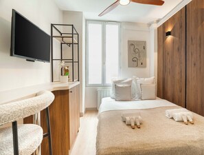 Iron/ironing board, travel crib, WiFi, bed sheets