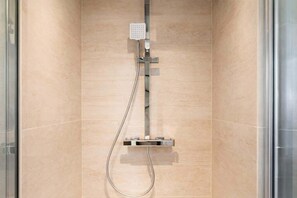 Dusche, Haartrockner, Handtücher, Seife