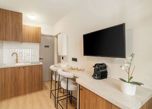 Kühlschrank, Mikrowelle, Herdplatte, Wasserkocher mit Kaffee-/Teezubehör