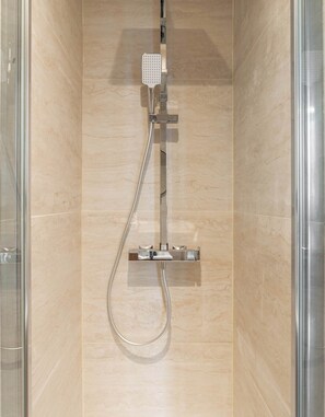 Suihku, hiustenkuivaaja, pyyhkeet, saippua