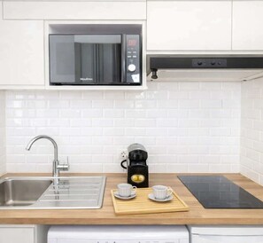 Kühlschrank, Mikrowelle, Herdplatte, Wasserkocher mit Kaffee-/Teezubehör