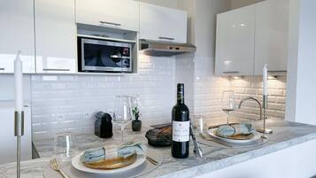 Réfrigérateur, micro-ondes, plaque de cuisson, lave-vaisselle