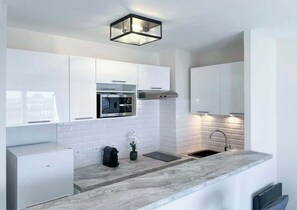 Fridge, microwave, stovetop, dishwasher