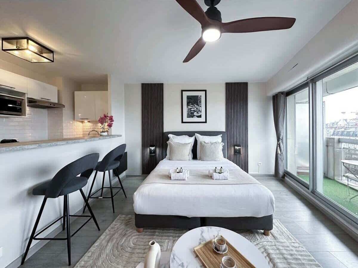 Iron/ironing board, WiFi, bed sheets