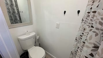 Chuveiro, toalhas de banho, papel higiênico