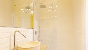 تجهيزات دش، مجففات شعر، مناشف، صابون