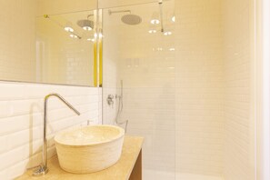 Shower, hair dryer, towels, soap - Vespucci 33 Suite (Stresa)