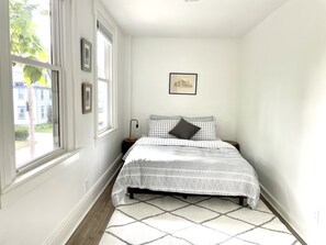 2 bedrooms, iron/ironing board, WiFi, bed sheets - Downtown Brunswick New Look Old Charm Next to Bowdoin (Brunswick)