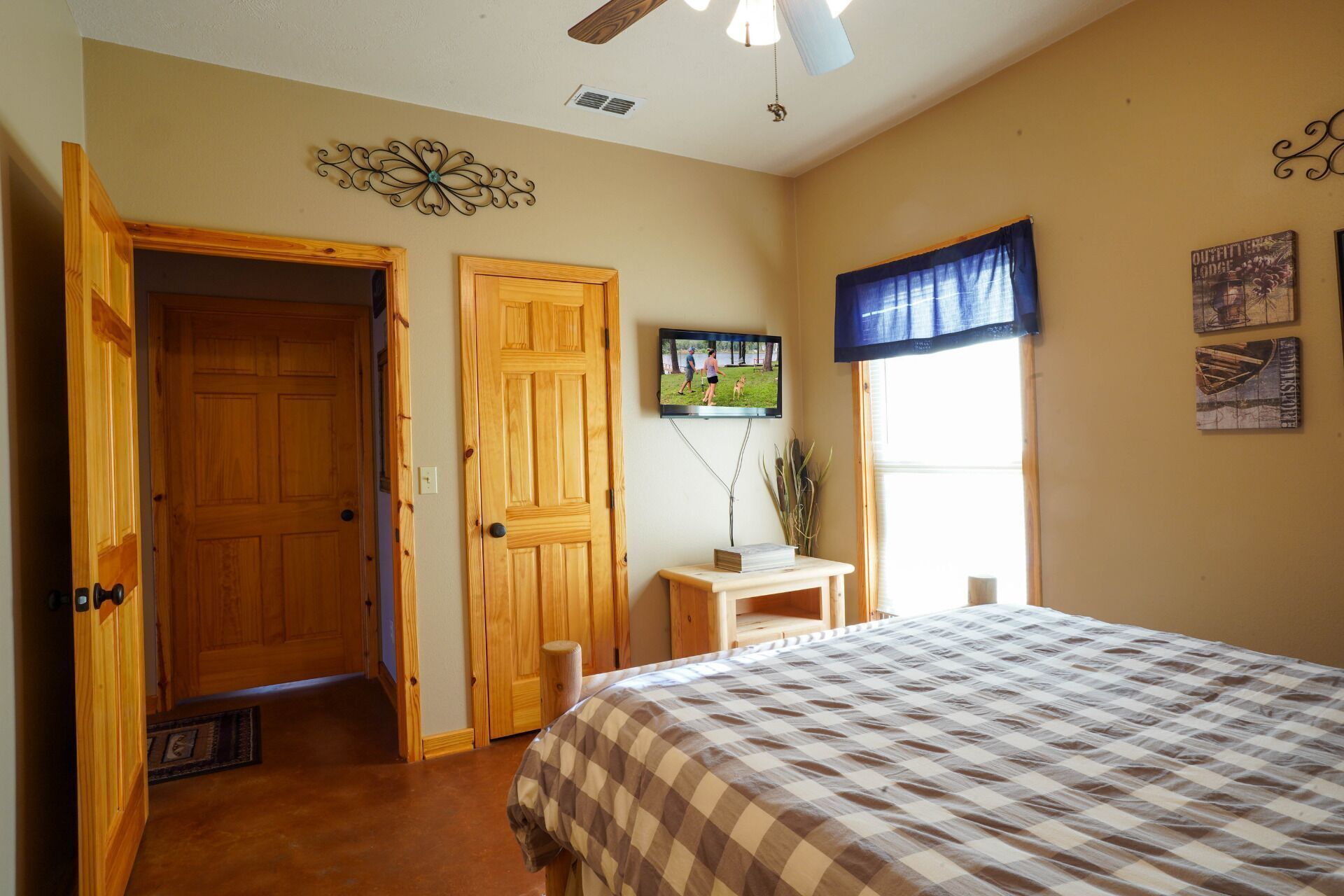 3 soverom, skrivebord, strykejern/-brett og reiseseng for barn