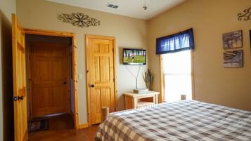 3 soverom, skrivebord, strykejern/-brett og reiseseng for barn