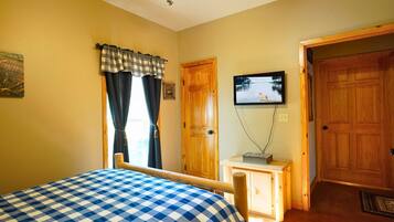 3 soverom, skrivebord, strykejern/-brett og reiseseng for barn