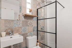 Douche, sèche-cheveux, serviettes fournies, savon