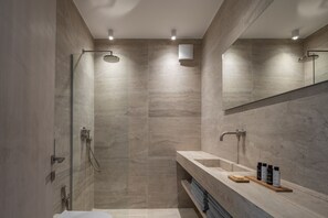 Douche, sèche-cheveux, serviettes fournies, savon