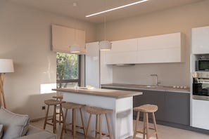 冷蔵庫、電子レンジ、オーブン、コンロ