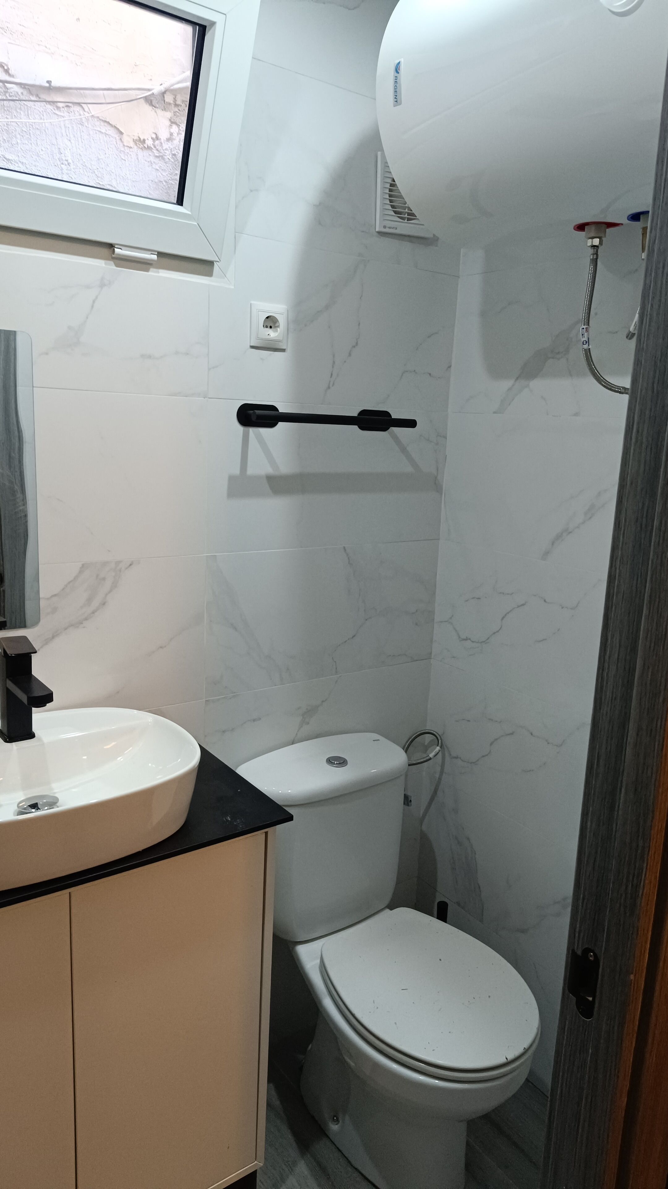 Haartrockner, Handtücher, Seife, Shampoo