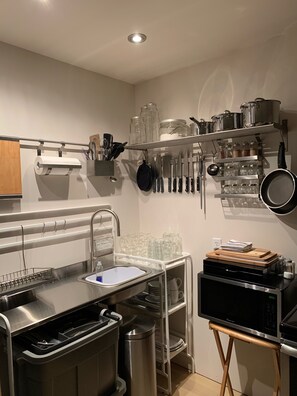 Een koelkast, een magnetron, een oven, een kookplaat