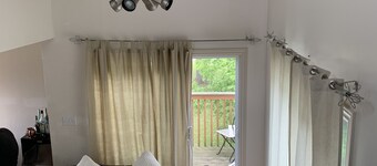 Modern 2 bedroom all season cottage in the beautiful town of Killarney 