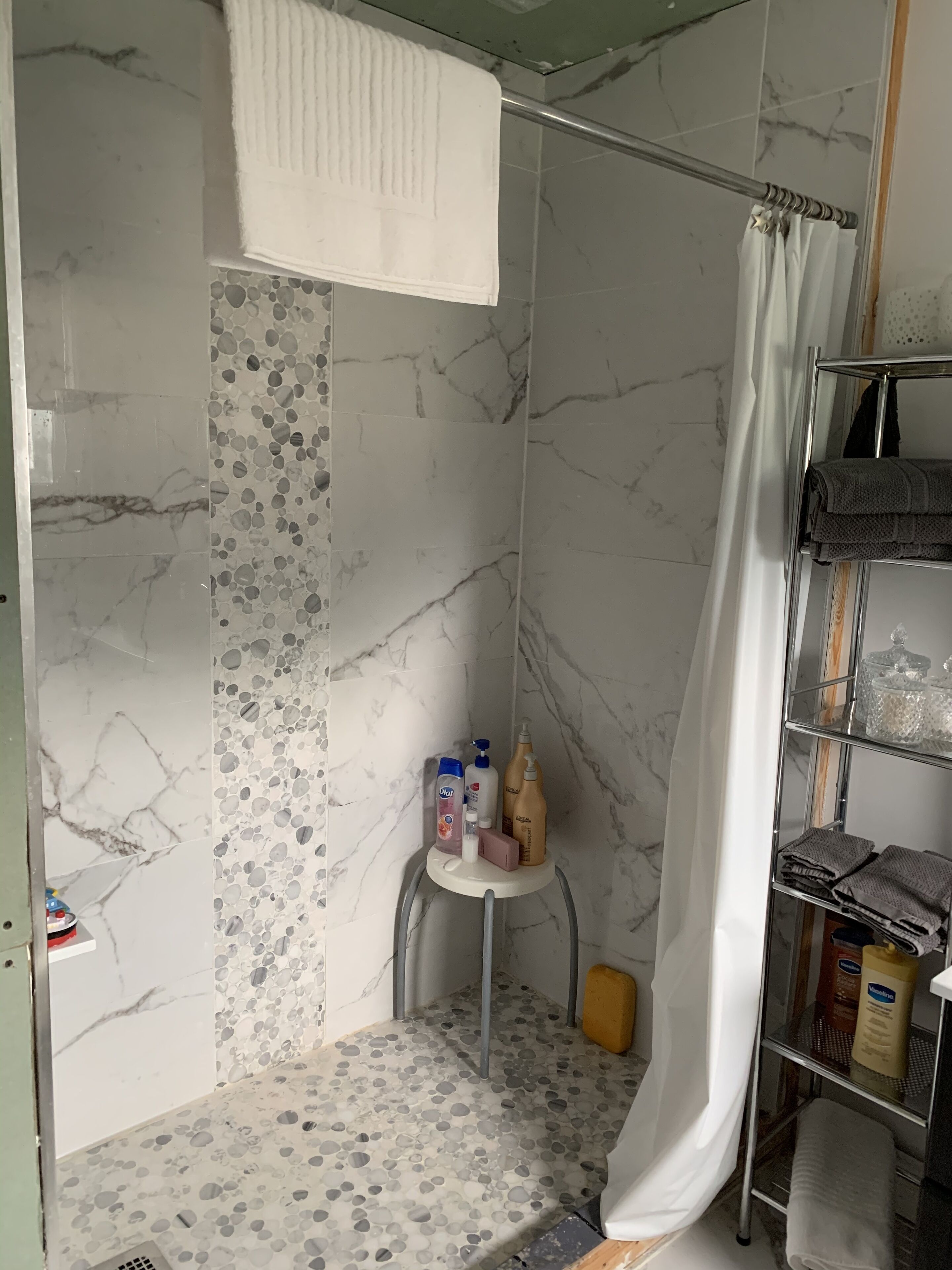 Douche, sèche-cheveux, serviettes fournies, savon