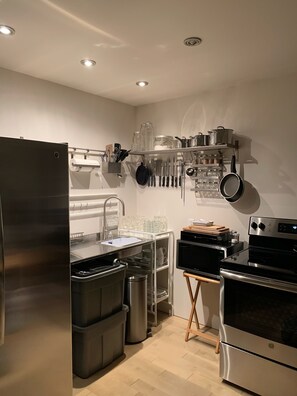 Réfrigérateur, micro-ondes, four, plaque de cuisson