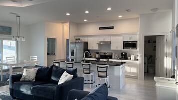 TV connectée, cheminée, lecteur de DVD, vidéothèque