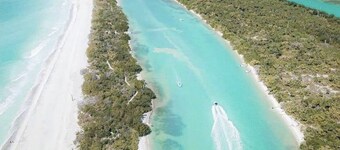 Villa directly at the lake, lots of privacy, pool & deck to relax.