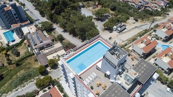 Piscina externa sazonal, barracas de cortesia, guarda-sóis