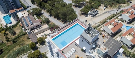 Piscina externa sazonal, funciona das 9h às 19h, barracas de cortesia