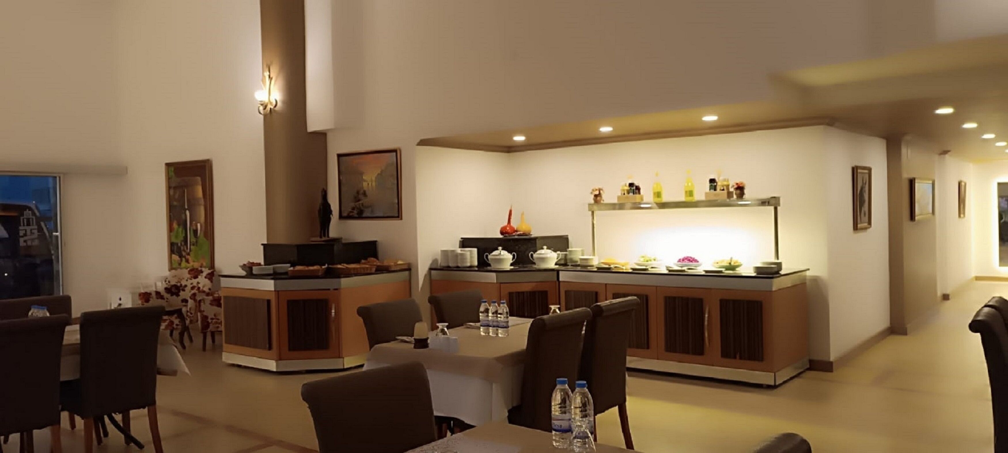 Un comedor moderno con una isla central, sillas y una mesa de buffet.
