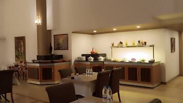 Un comedor moderno con una isla central, sillas y una mesa de buffet.