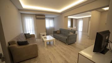 Exclusief appartement | Lakens van Egyptisch katoen, luxe beddengoed, een bureau
