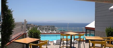 Piscine extérieure (ouverte en saison), cabanons gratuits