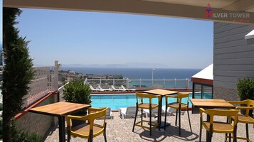 Una piscina al aire libre de temporada, camas de piscina gratis