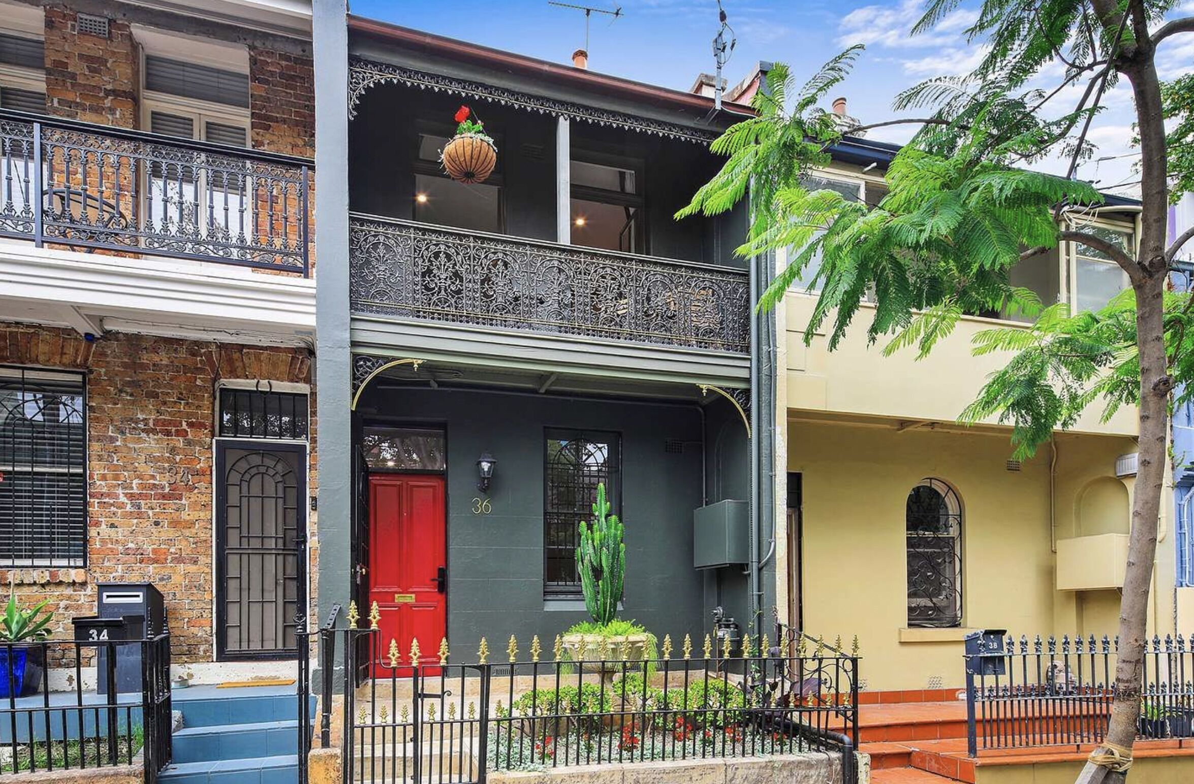 Terrence the Terrace - huge 4 brm home with internal access garage - Surry Hills