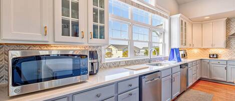 Refrigerador, microondas, horno y parrilla de estufa