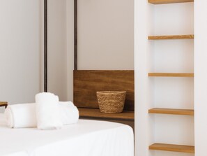 2 bedrooms, iron/ironing board, WiFi