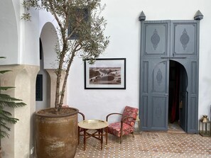 المنشأة من الداخل